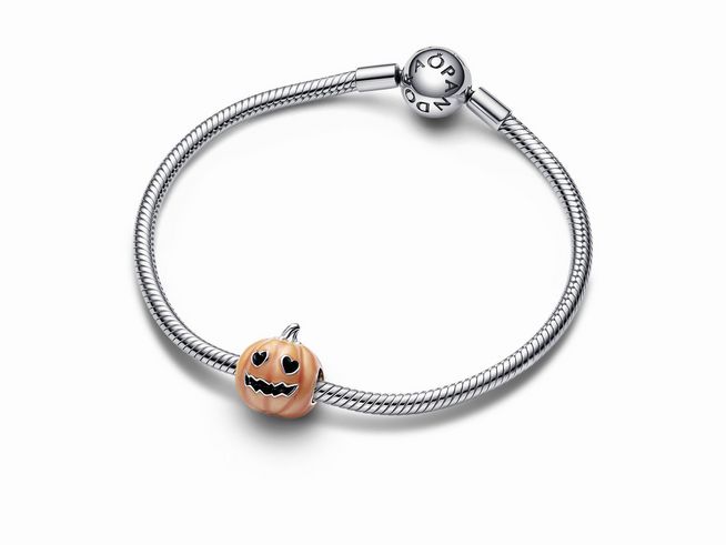 Ein silbernes Armband mit einem leuchtenden Kürbis Charm aus Sterling Silber und Emaille, der eine grinsende Fratze zeigt. Ideal für Halloween-Fans und Schmuckliebhaber.