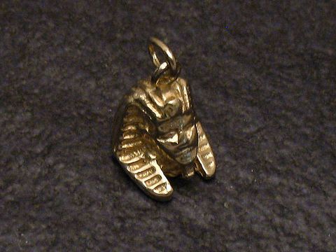 Sphinx Anhänger aus Silber vergoldet, historisches Design, gefertigt vom Juwelier Harnisch, kunstvoll gestalteter Anhänger mit detaillierten Verzierungen.