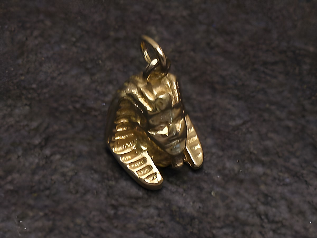 Sphinx Anhänger aus Silber vergoldet, historisches Design, gefertigt vom Juwelier Harnisch, kunstvoll gestalteter Anhänger mit detaillierten Verzierungen.