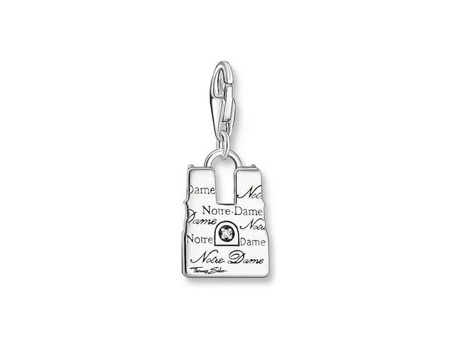 Charm-Anhänger von Thomas Sabo in Silber mit Zirkonia, verziert mit dem Schriftzug Notre Dame, elegantes Design und stilvolles Accessoire für jeden Anlass.