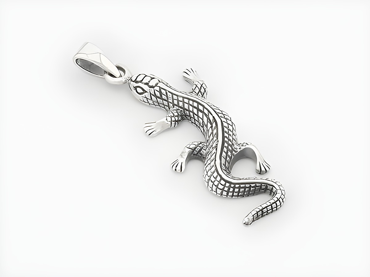 Detailreich gestalteter Anhänger in Form einer Echse aus Sterling Silber, hergestellt von Juwelier Harnisch, ideal für Tierliebhaber und Schmuckenthusiasten.
