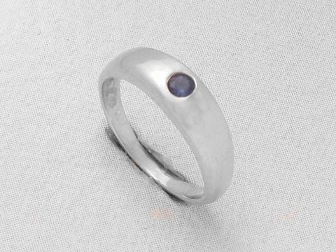 Taufring aus 585 Weißgold mit echtem Saphir, Hersteller Juwelier Harnisch, schlichtes Design, glänzende Oberfläche und eleganter Saphir, ideal für besondere Anlässe.