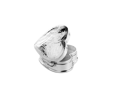 Pillendose in Herzform, gewölbt, aus Silber, verziert mit floralen Blättern, Hersteller Juwelier Harnisch, ohne Stein.