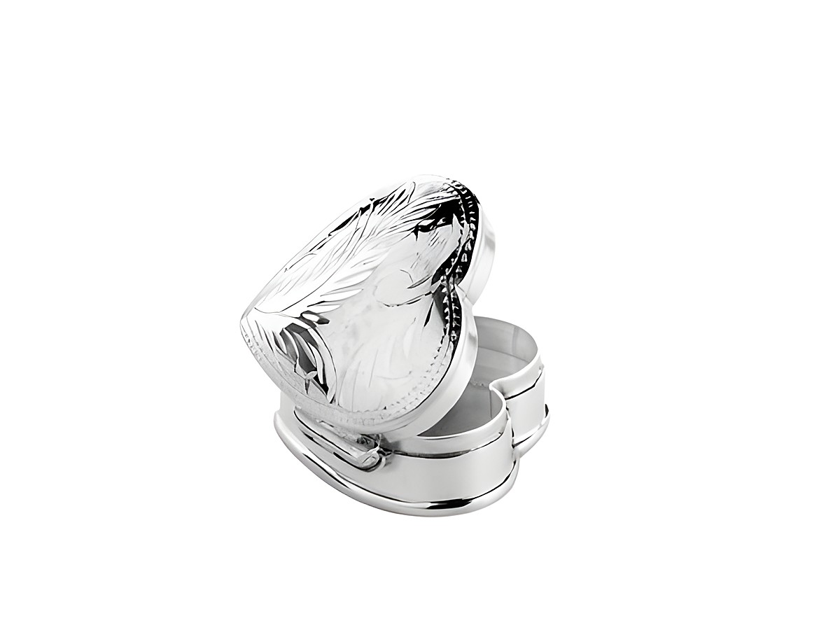 Pillendose in Herzform, gewölbt, aus Silber, verziert mit floralen Blättern, Hersteller Juwelier Harnisch, ohne Stein.