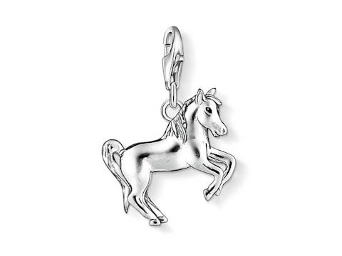 Pferd Charm von Thomas Sabo aus Silber mit Emaille in detaillierter Ausführung. Das charmante Pferd steht aufrecht und ist ein ideales Accessoire für Tierliebhaber.