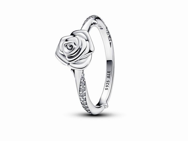 Silberner Ring von Pandora mit einer blühenden Rose und klaren Zirkonia, Größe 48/15,5, elegantes Design und feine Details.