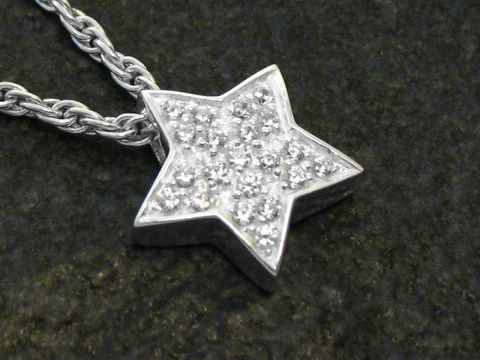 Sterling Silber Sternanhänger mit Zirkonia, funkelt elegant auf einer feinen Kette, von Juwelier Harnisch, inspiriert von Sonne, Mond und Sterne. Ideal als funkelndes Schmuckstück.