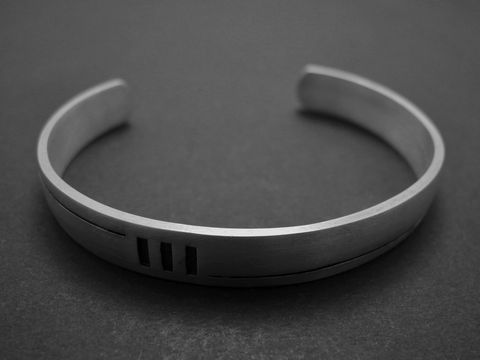 Modischer ovaler Armreifen aus Silber, hergestellt vom Juwelier Harnisch, mit dezentem Design und eleganter Oberfläche, ideal für jedes Outfit.