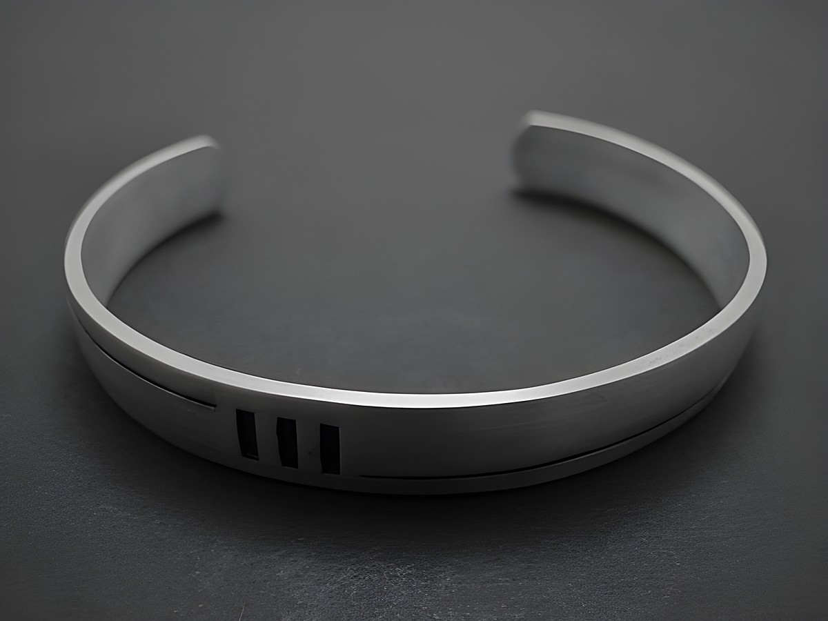 Modischer ovaler Armreifen aus Silber, hergestellt vom Juwelier Harnisch, mit dezentem Design und eleganter Oberfläche, ideal für jedes Outfit.