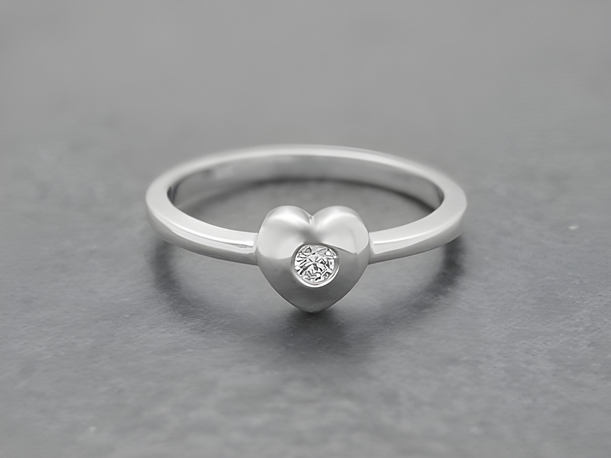 Ein niedlicher Ring aus Sterling Silber in Größe 42 mit einem Herzdesign und Zirkonia. Hersteller ist Juwelier Harnisch.