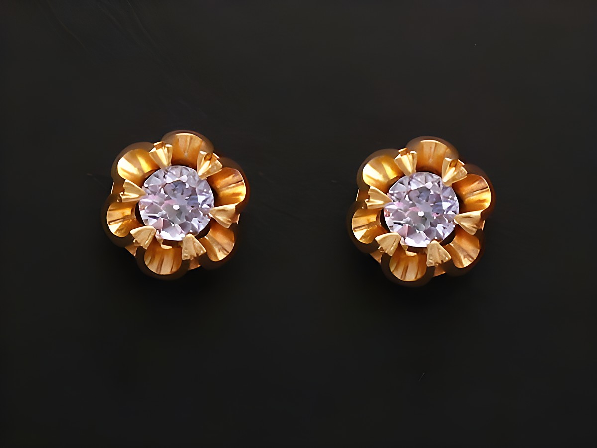 Ohrringe mit synth. Aquamarin und Gold 585, gestaltet als Blumenschmuck mit funkelnden Elementen, gefertigt vom Juwelier Harnisch, edles Design mit weiteren Steinen.