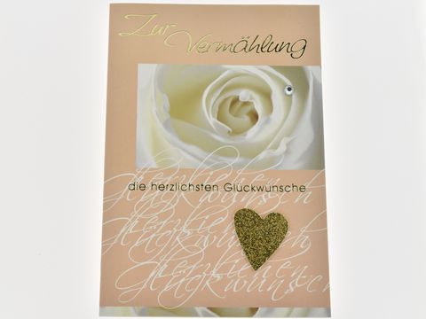 Hochzeitskarte mit einer weißen Rosenblüte und einem goldenen Herz. Hersteller: Juwelier Harnisch. Ideal für herzliche Glückwünsche zur Vermählung.
