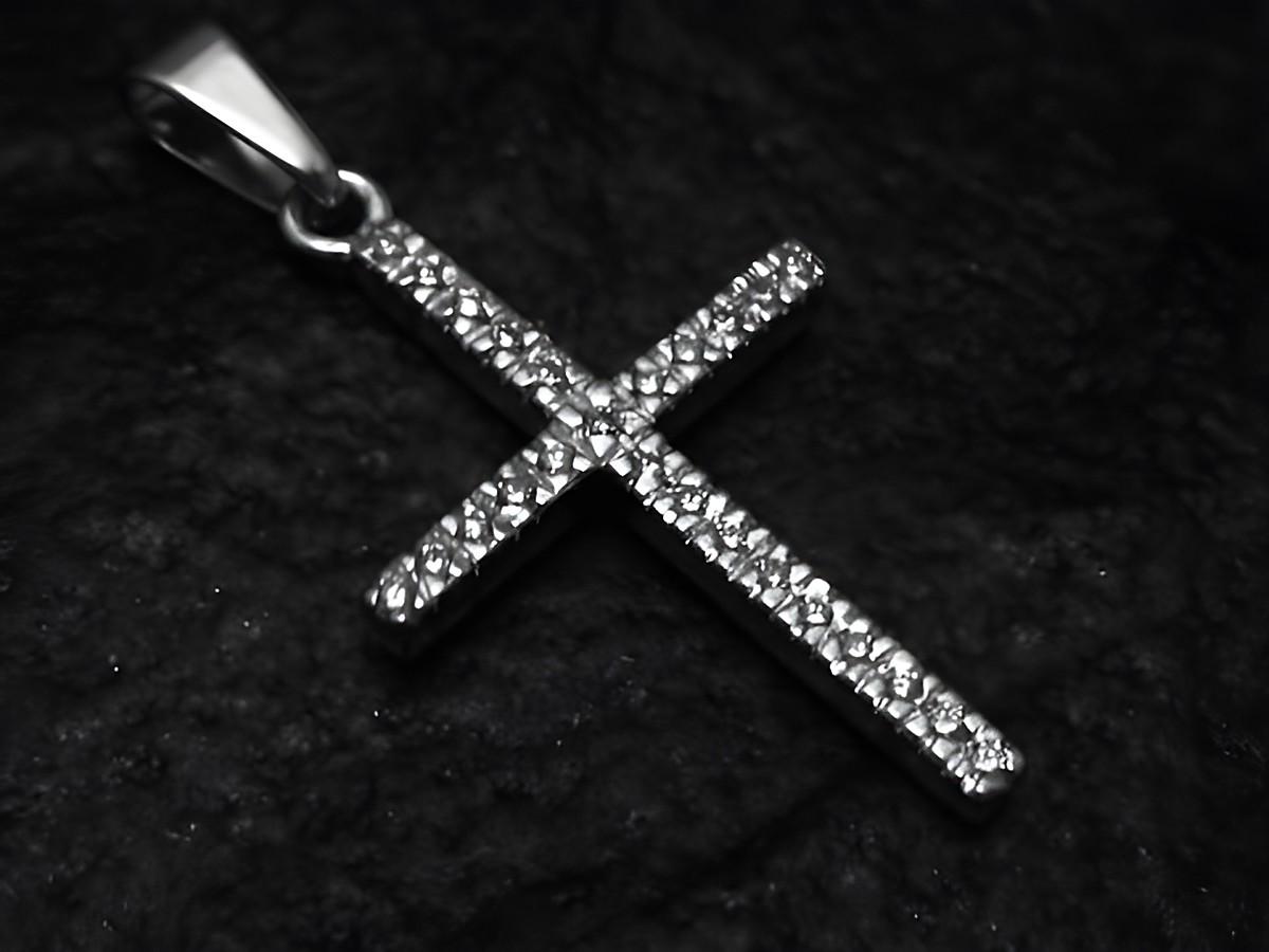Kleines Diamant Kreuz mit 17 Diamanten in Weißgold 375, vom Hersteller Juwelier Harnisch, elegantes Design für besondere Anlässe. Ein edles Schmuckstück für stilbewusste Träger.