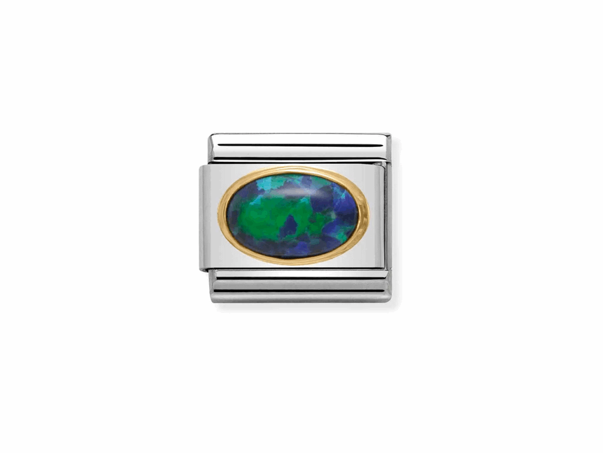 Nomination Classic Opal grün-blau Steine 030502 26 zeigt einen elegant gestalteten Charm aus Silber mit einem ovalen, opalartigen Stein in Grün und Blau, umringt von einer goldenen Fassung.