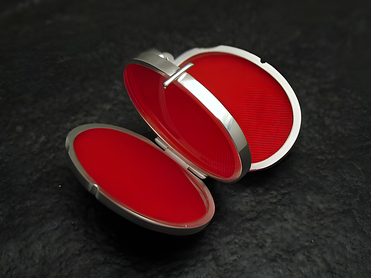 Medaillon für vier Fotos aus Sterling Silber, Hersteller Juwelier Harnisch, geöffnet mit roter Innenseite, elegantes Design für persönliche Erinnerungen. – Ansicht 2