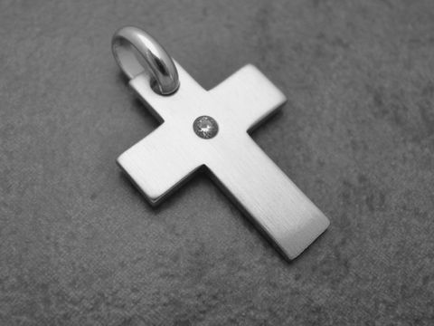 Kreuz Anhänger aus 28 mm Sterling Silber rhodiniert mit weißem Zirkonia, ausdrucksstark und elegant, Hersteller Juwelier Harnisch, ideal als Schmuckstück oder Geschenk.