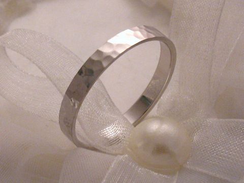 Trauring Ehering aus Weißgold 333 in Größe 55/17,5 von Juwelier Harnisch, mit einer glänzenden, sorgfältig bearbeiteten Oberfläche, bis Größe 56/17,8 erhältlich.