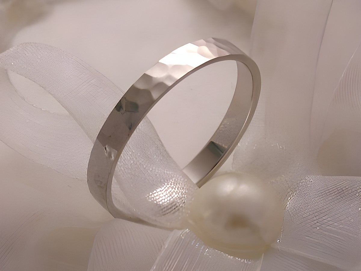 Trauring Ehering aus Weißgold 333 in Größe 55/17,5 von Juwelier Harnisch, mit einer glänzenden, sorgfältig bearbeiteten Oberfläche, bis Größe 56/17,8 erhältlich.