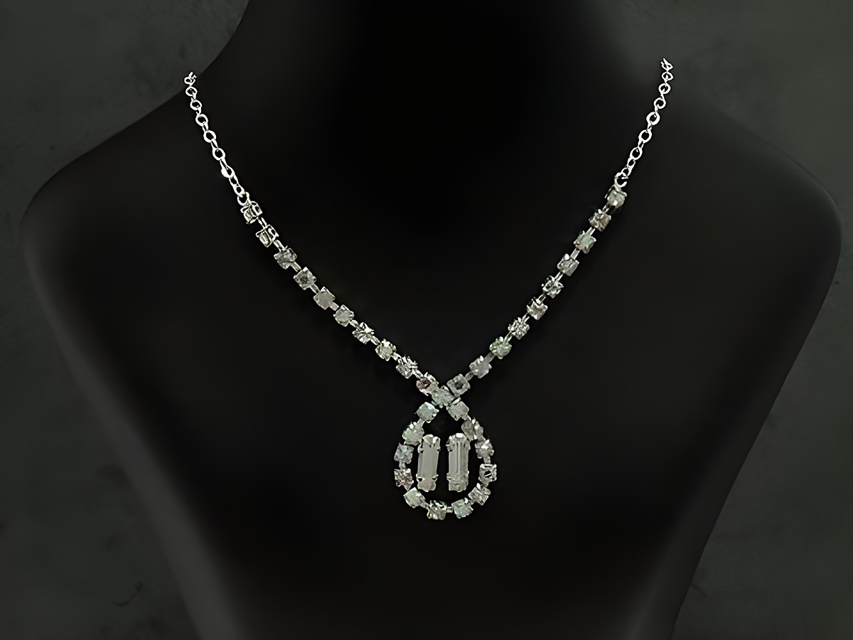 Elegante Strass Collier Kette in buntem Schimmer von 38 bis 45 cm, hergestellt von Juwelier Harnisch, aus Sterling Silber mit silberfarbener Veredelung.