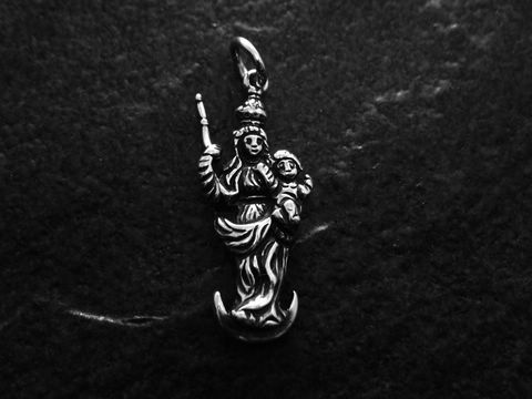 Anhänger des bayerischen Schutzpatrons Georg aus Silber, detailreich gestaltet mit einer Figur, die eine Statue darstellt, während sie ein Kind hält und einen Läufer in der Hand hat.