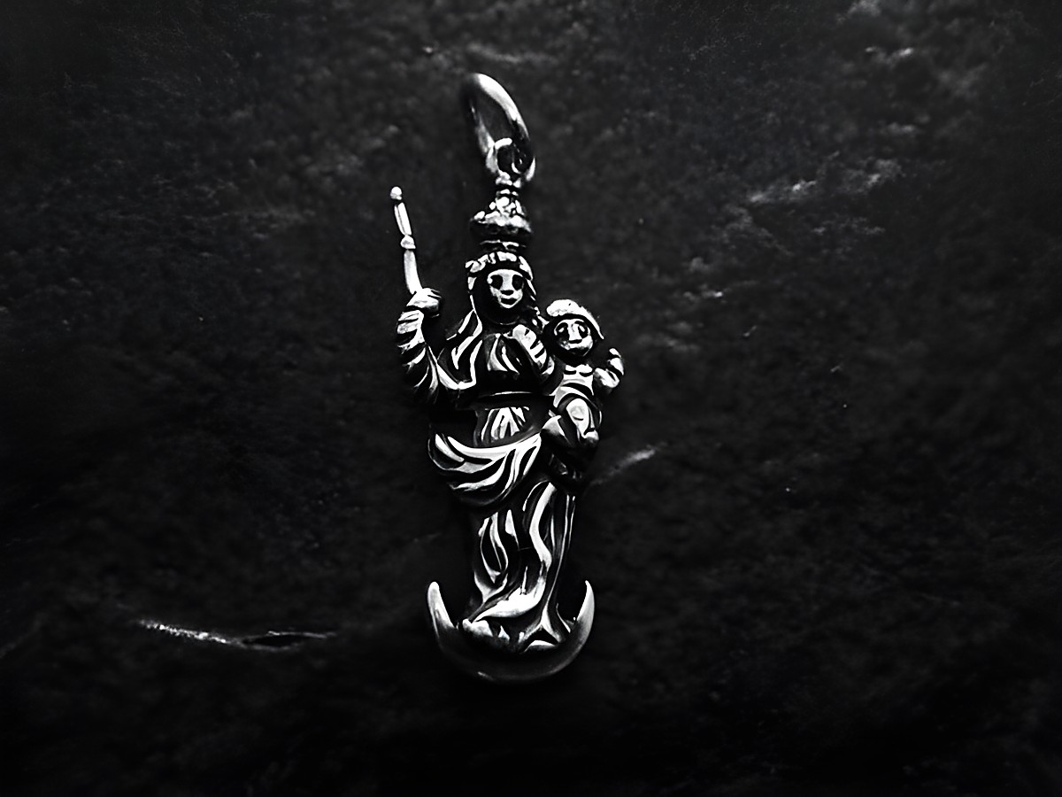 Anhänger des bayerischen Schutzpatrons Georg aus Silber, detailreich gestaltet mit einer Figur, die eine Statue darstellt, während sie ein Kind hält und einen Läufer in der Hand hat.