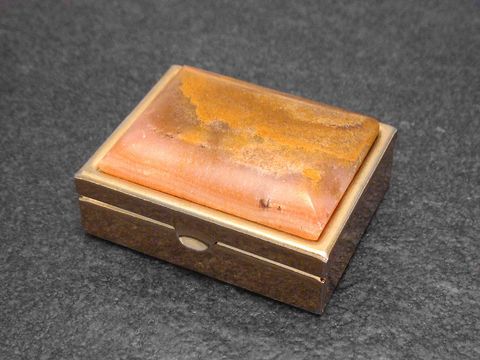 Multifunktionale Dose mit braunem Achat Stein, Hersteller Juwelier Harnisch, elegant gestaltet, ideal für Schmuck oder kleine Gegenstände, rustikaler Charme mit natürlicher Steinoberfläche.