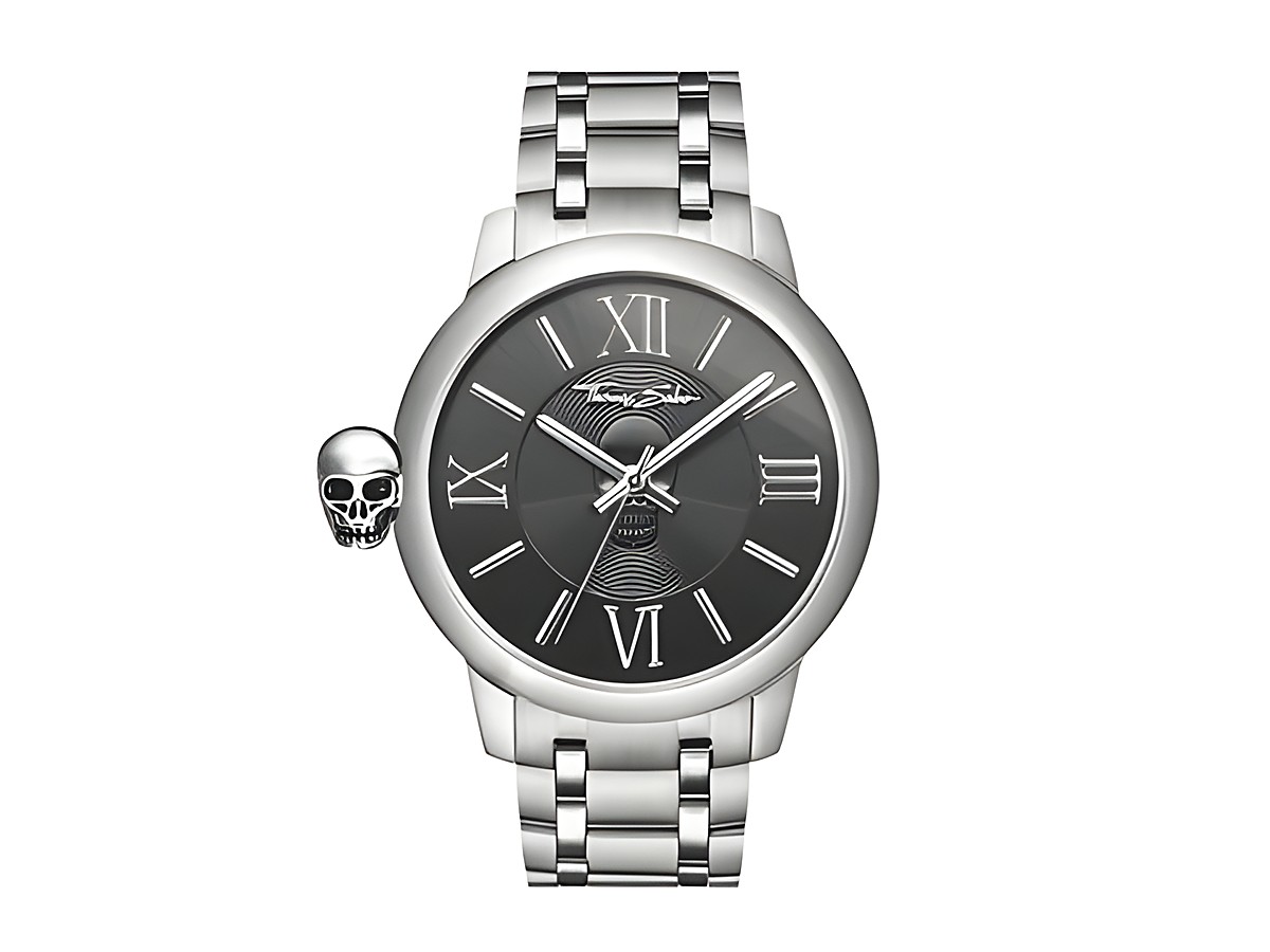 Herrenuhr von Thomas Sabo Modell WA0304-201-203 in 46 mm, schwarzes Ziffernblatt mit römischen Ziffern und Totenkopf-Detail, Edelstahlarmband, stilvoll und modern für die Rebel with Karma Kollektion.