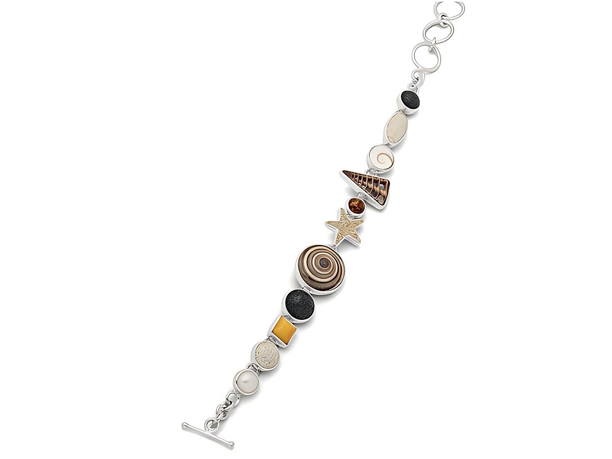 Ein elegantes Armband aus Sterling Silber mit verschiedenen eingefassten Muschel- und Steinmotiven in Erdtönen, passend für Strandliebhaber und das sommerliche Gefühl.