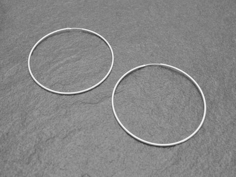 Silber Creolen aus rhodiniertem Sterling Silber mit einem Durchmesser von 6,2 cm und einer Stärke von 1,5 mm, hergestellt von Juwelier Harnisch.