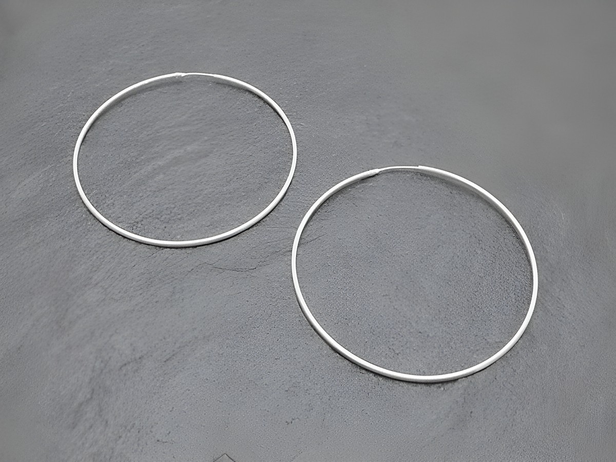 Silber Creolen aus rhodiniertem Sterling Silber mit einem Durchmesser von 6,2 cm und einer Stärke von 1,5 mm, hergestellt von Juwelier Harnisch.