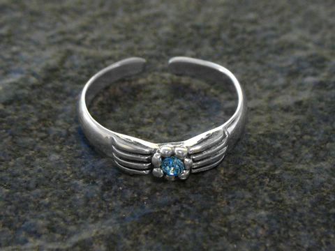 Blüten Zehenring aus Sterling Silber in hellblau mit schönem Design. Gefertigt von Juwelier Harnisch, ideal für stilvolle Akzente im Sommer.
