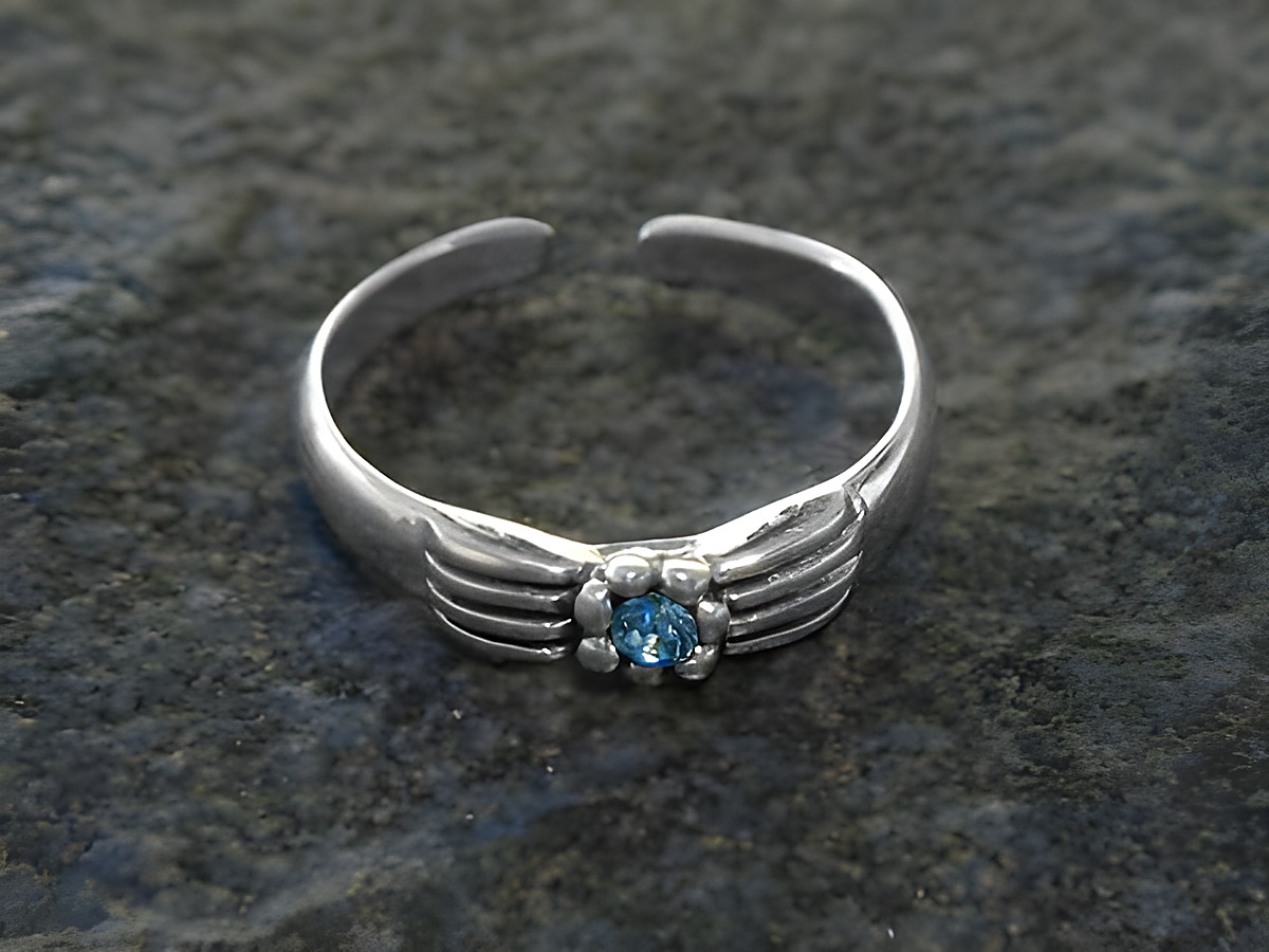 Blüten Zehenring aus Sterling Silber in hellblau mit schönem Design. Gefertigt von Juwelier Harnisch, ideal für stilvolle Akzente im Sommer.