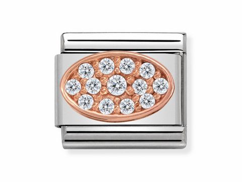 Die PAVE Composable Classic Oval in Weiß von Nomination zeigt ein elegantes Design mit funkelnden Steinen auf einem roségoldenen Hintergrund, umrahmt von glänzendem Edelstahl.