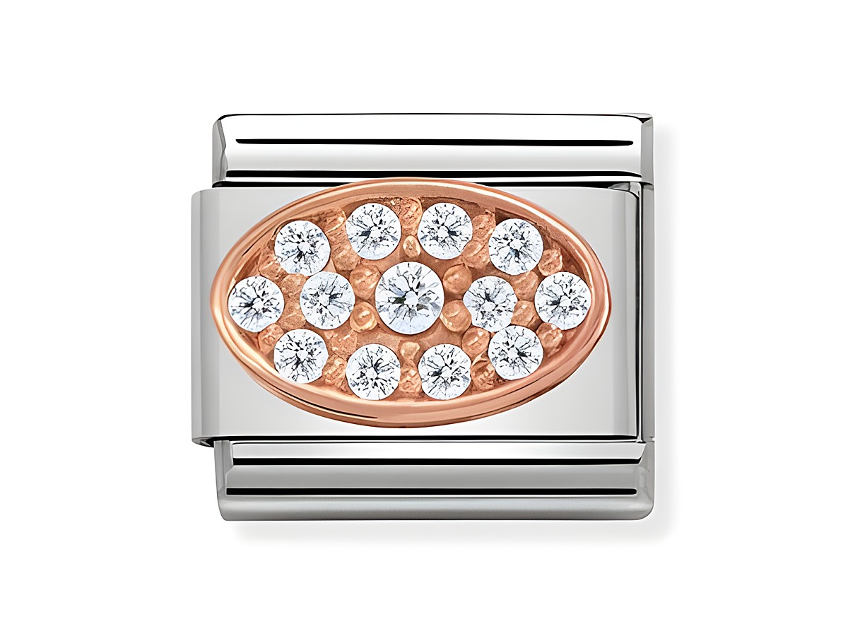 Die PAVE Composable Classic Oval in Weiß von Nomination zeigt ein elegantes Design mit funkelnden Steinen auf einem roségoldenen Hintergrund, umrahmt von glänzendem Edelstahl.