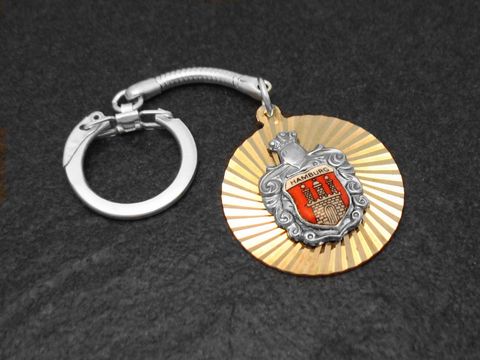 61365-0 Schlüsselanhänger Hamburger Wappen in bicolor, silberfarben mit goldener Grundplatte und buntem Wappen von Hamburg, Hersteller Juwelier Harnisch.