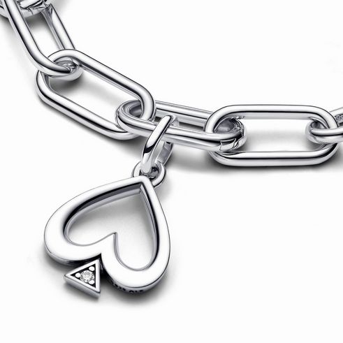 Sterling Silber Pik Medaillon-Charm mit klarem Zirkonia-Akzent, perfekt für die Pandora ME Kollektion, an einer modernen Kette befestigt.