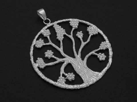 Silber Anhänger Lebensbaum von Juwelier Harnisch mit filigranem Baumdesign und blühenden Ästen, vielseitig und stilvoll, geeignet für verschiedene Anlässe und Outfits.