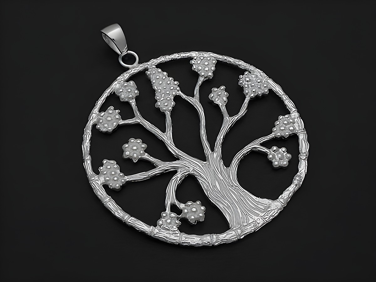 Silber Anhänger Lebensbaum von Juwelier Harnisch mit filigranem Baumdesign und blühenden Ästen, vielseitig und stilvoll, geeignet für verschiedene Anlässe und Outfits.