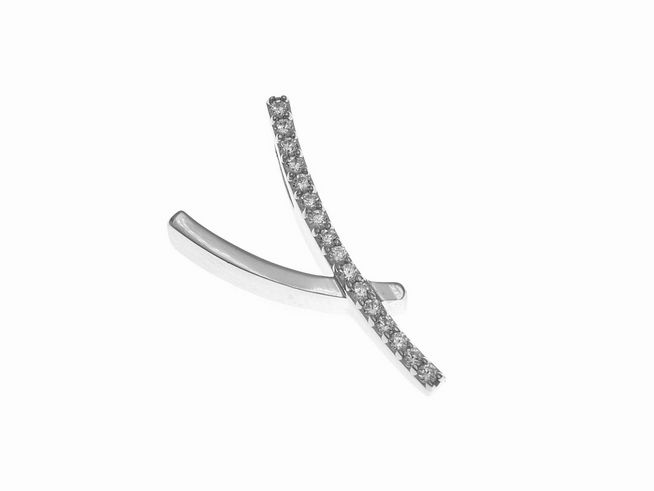 Anhänger aus poliertem Sterling Silber in Form des Buchstabens Y, verziert mit funkelnden Zirkonia, hergestellt von Juwelier Harnisch.