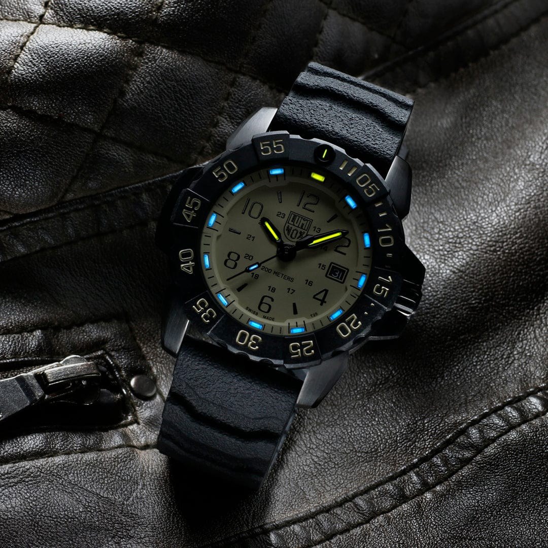 Luminox NAVY SEAL STEEL 3250 SERIES Uhr - Sea 45 mm - Schwarz - Beige – Ansicht 4