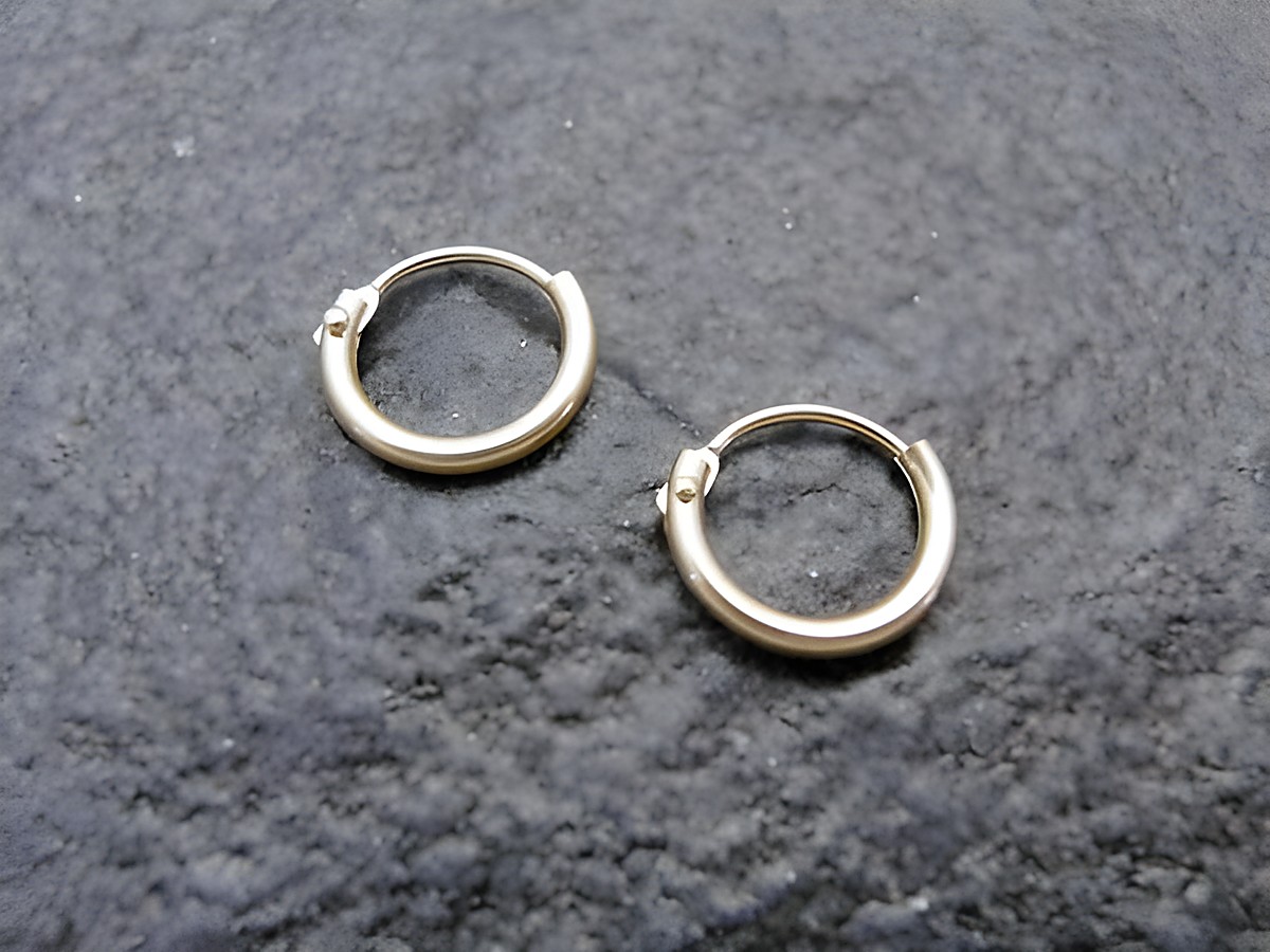 Gold Creolen 0,9 cm aus Gold 585 mit 1,3 mm Durchmesser, gefertigt vom Juwelier Harnisch, ideal für ein klassisches Outfit, elegant und zeitlos.