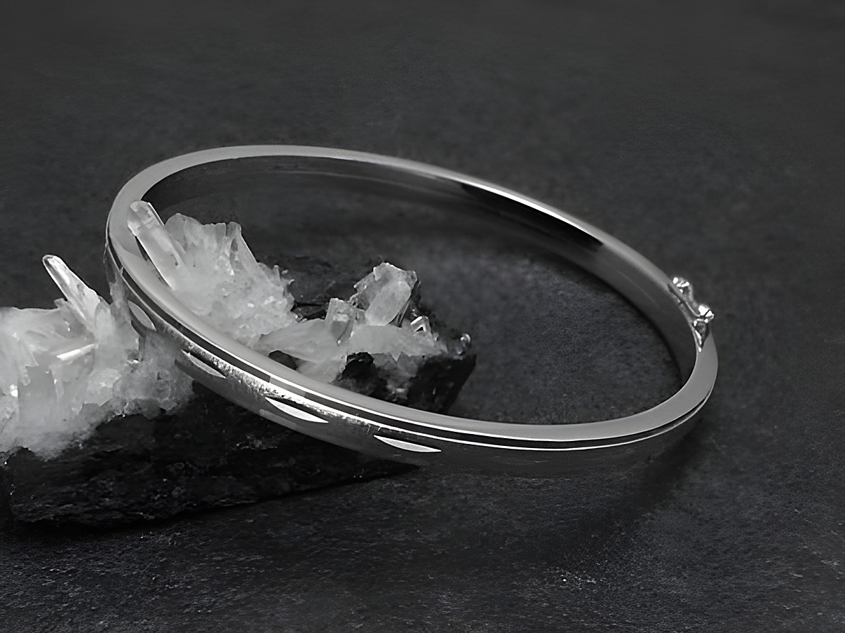 Silber Armreifen mit Diamantschliff, 4,8 mm, rhodiniert, 18 cm, präsentiert auf einem dunklen Hintergrund mit Mineralien, Hersteller Juwelier Harnisch, stilvoll und elegant.