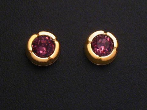 Lila facettierte Ohrstecker aus Gold mit weiteren Steinen, gefertigt vom Juwelier Harnisch, elegantes Design für stilvolle Akzente.