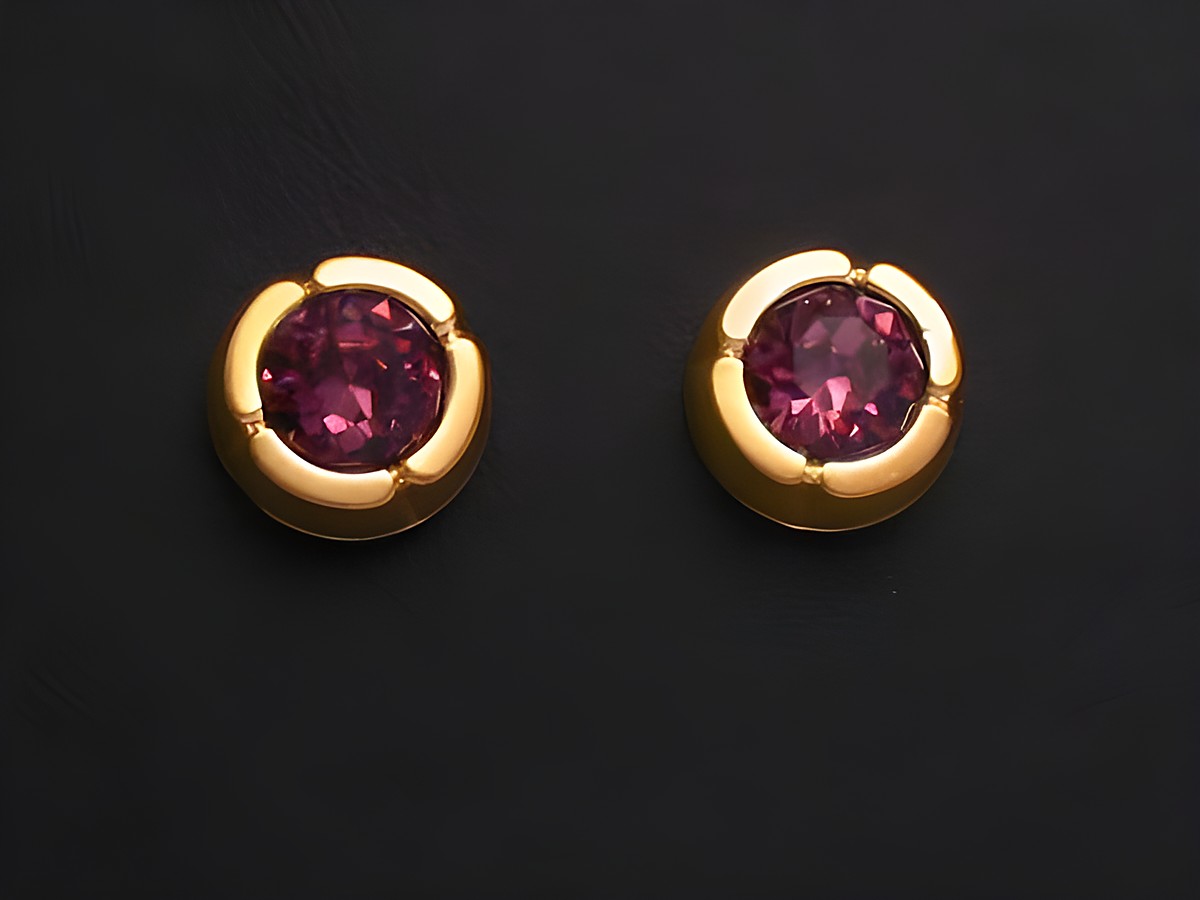 Lila facettierte Ohrstecker aus Gold mit weiteren Steinen, gefertigt vom Juwelier Harnisch, elegantes Design für stilvolle Akzente.