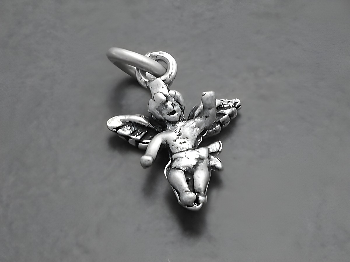 Engel klein süß 925 Sterling Silber Anhänger mit detaillierten Flügeln und einem lächelnden Gesicht, perfekt als Schmuckstück oder Geschenk. Hersteller Juwelier Harnisch.