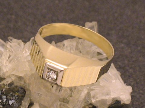 Goldring aus Gold 585 mit Brillant in Größe 57,5, Hersteller Juwelier Harnisch, bis Größe 58/18,5, elegant mit gestreifter Oberfläche und glitzerndem Stein.