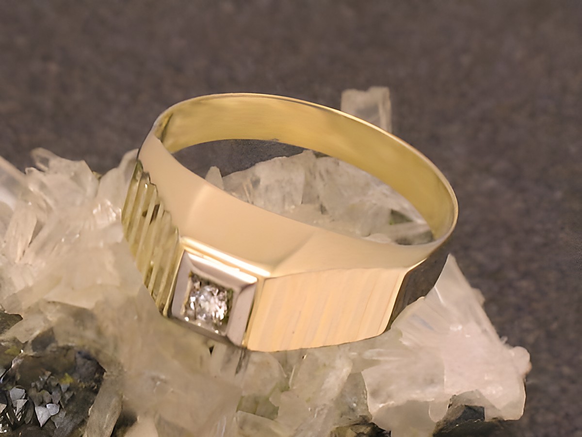 Goldring aus Gold 585 mit Brillant in Größe 57,5, Hersteller Juwelier Harnisch, bis Größe 58/18,5, elegant mit gestreifter Oberfläche und glitzerndem Stein.