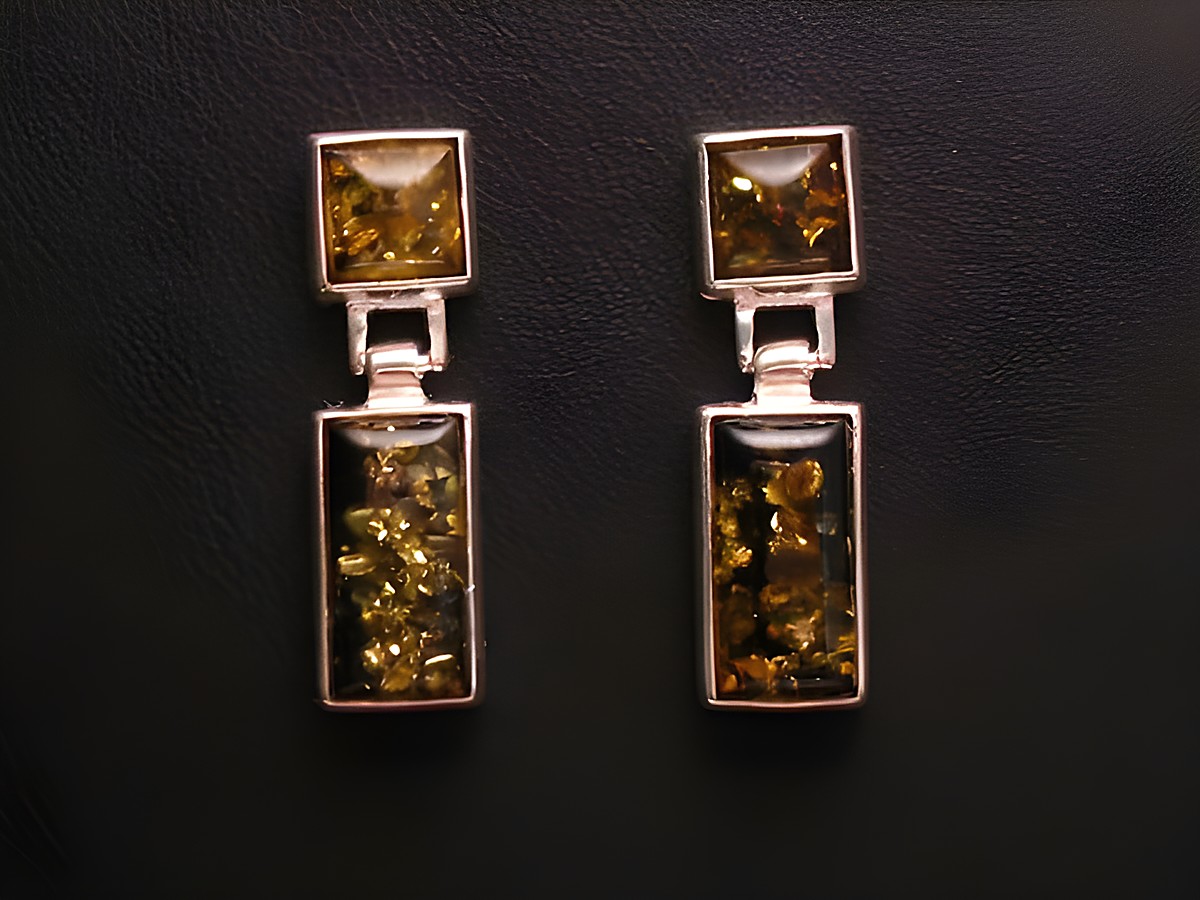 Ohrstecker aus Sterling Silber mit 24,8 mm grünem Bernstein, hergestellt von Juwelier Harnisch, elegantes Design mit zwei Bernsteinsteinen in rechteckiger Form.