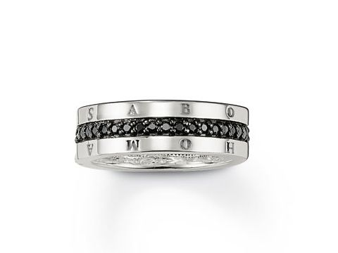 40002209-0 Thomas Sabo Ring TR1944-051-11-50 aus Silber mit Zirkonia, Größe 50. Der ring hat eine moderne Gestaltung mit schwarz funkelnden Zirkonia und eingelassenen Buchstaben.