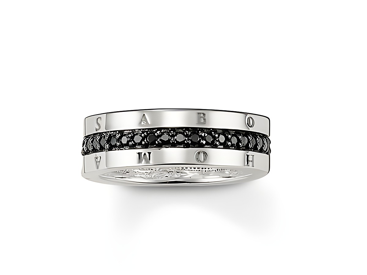 Thomas Sabo Ring TR1944-051-11-50 aus Silber mit Zirkonia, Größe 50. Der ring hat eine moderne Gestaltung mit schwarz funkelnden Zirkonia und eingelassenen Buchstaben.